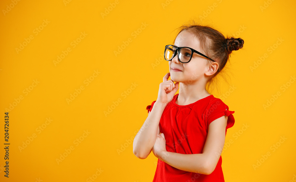 彩色背景下戴眼镜的有趣小女孩