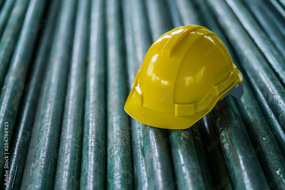 在施工现场使用黄色头盔设备工具的工程师和施工理念