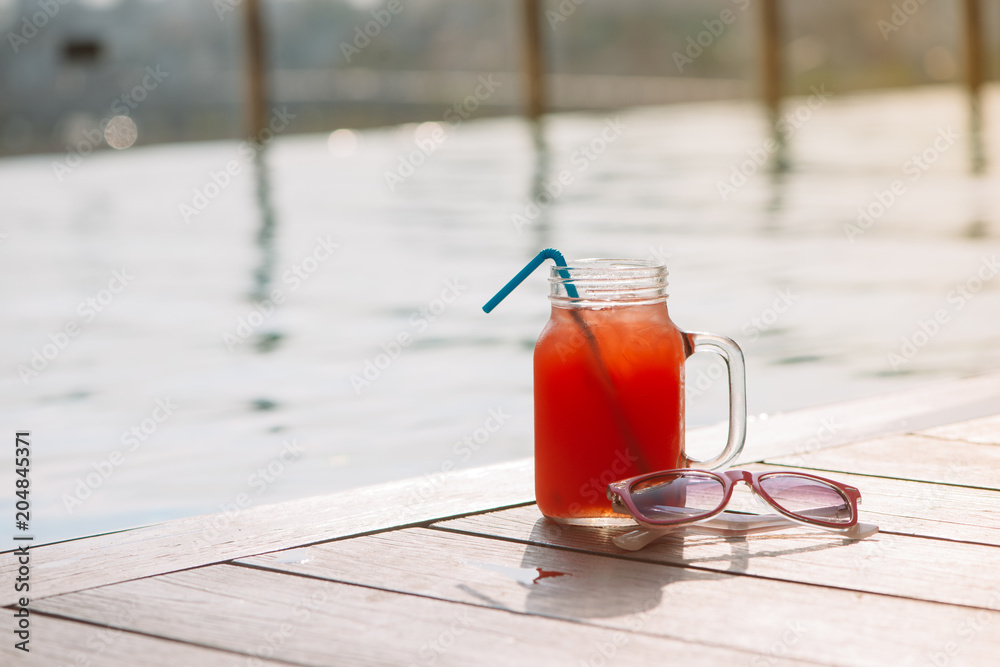 游泳池边上的一杯新鲜西瓜冰沙果汁-度假热带浓缩