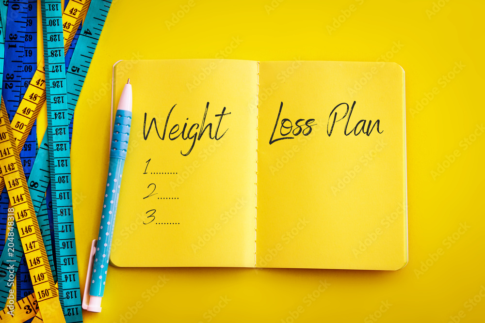 减肥和饮食控制概念背景。鲜艳的黄色卷尺