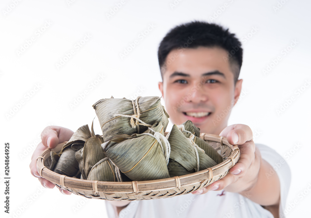 端午节，一名男子将粽子或粽子作为礼物或纪念品送给他人。