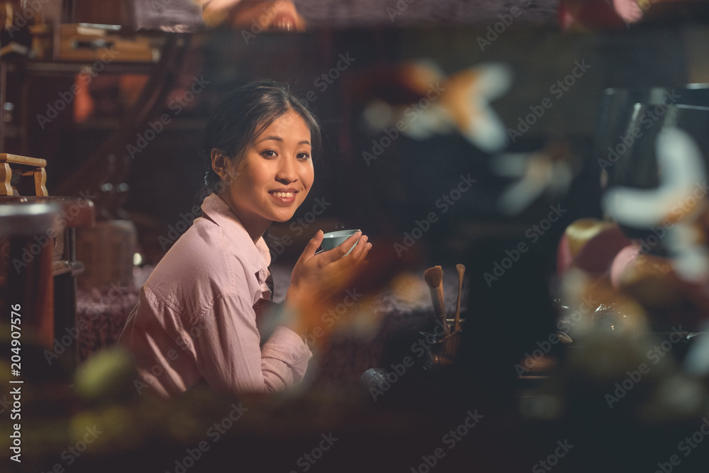 茶道上微笑的亚洲女孩