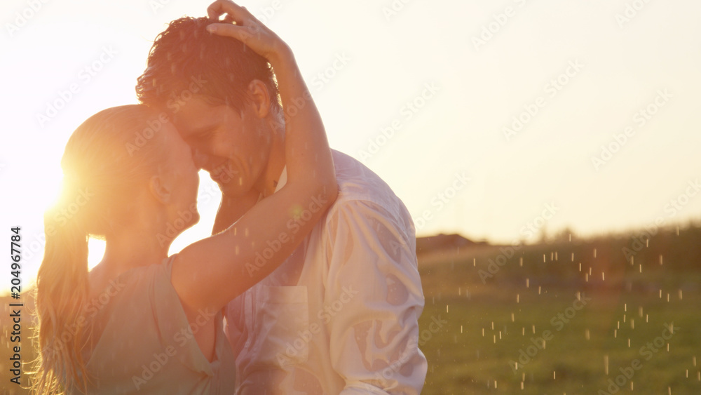 特写：微笑的女人在男朋友跳舞时用手指抚摸他们湿漉漉的头发。