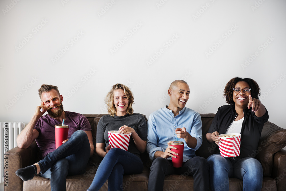 一群朋友看电影玩得很开心