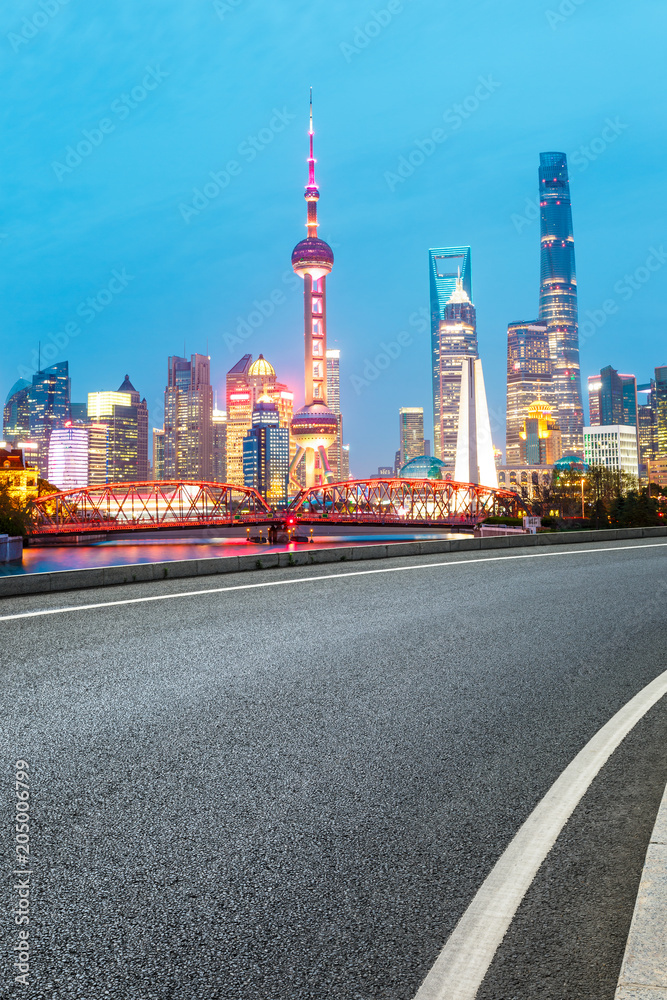 以城市天际线为背景的干净柏油路，中国上海
