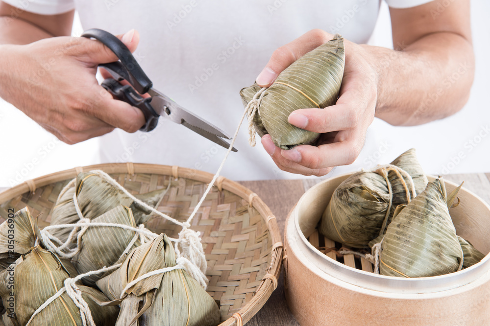 端午节，一个男人要吃粽子，这是亚洲的传统食物