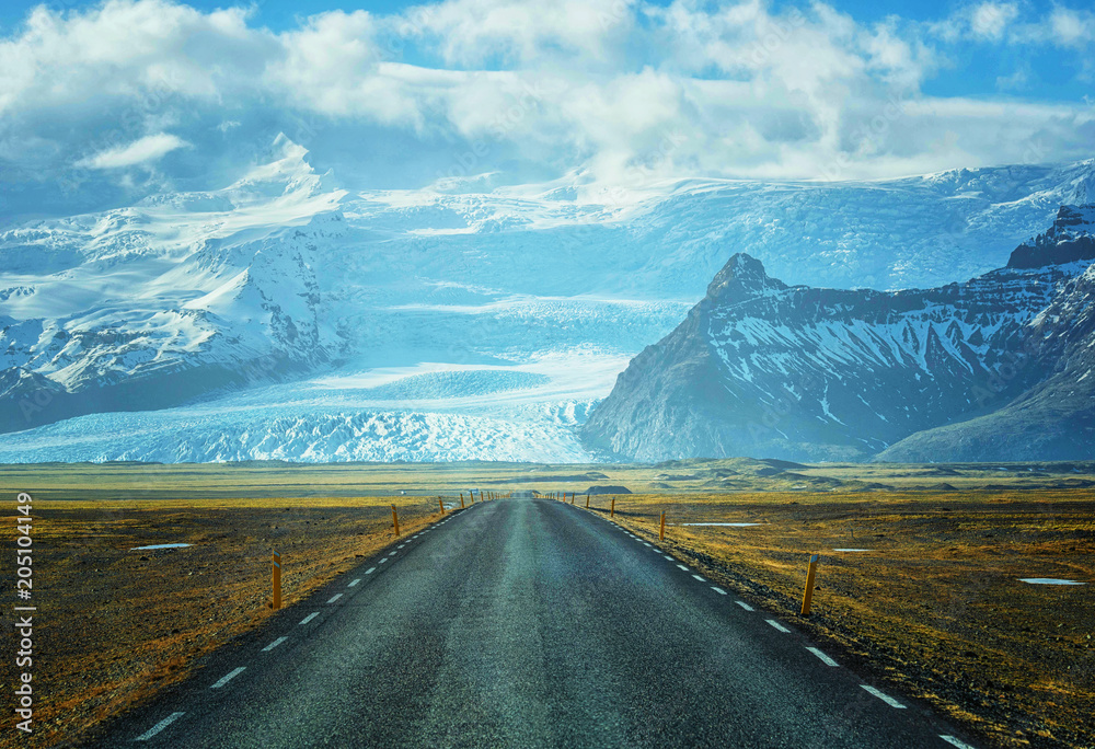 冰岛美丽的公路，乡村美景和雪山美景。