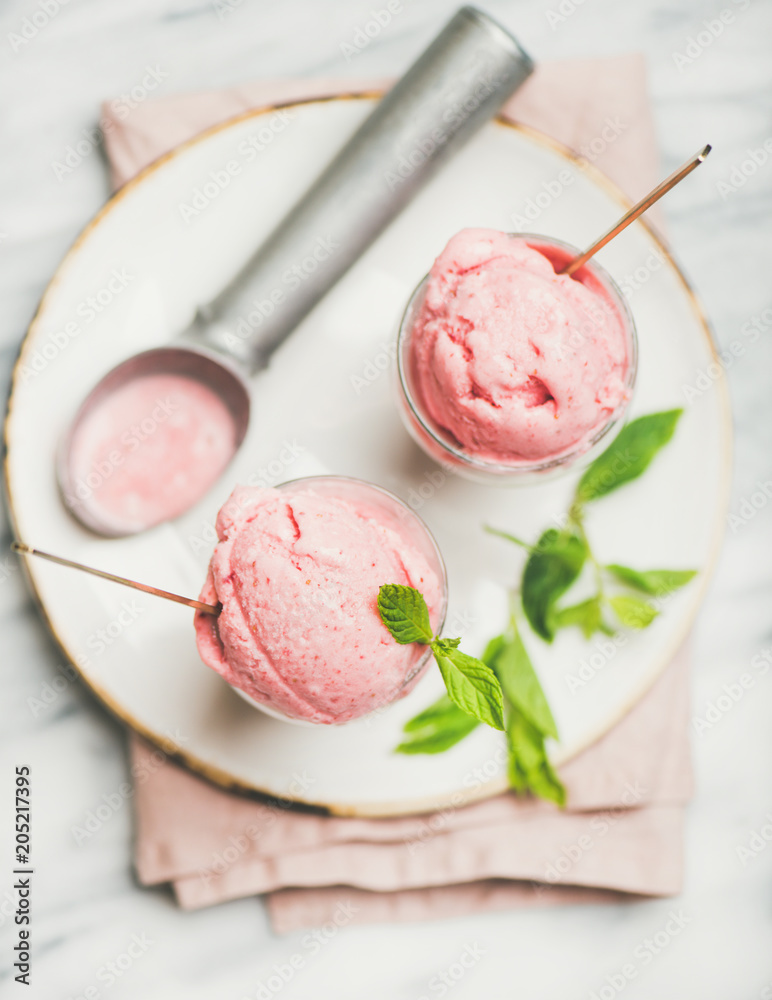 健康的低热量夏季甜点。自制草莓酸奶冰淇淋，玻璃杯里有新鲜薄荷