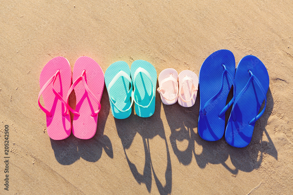 沙滩沙滩上五颜六色的凉鞋