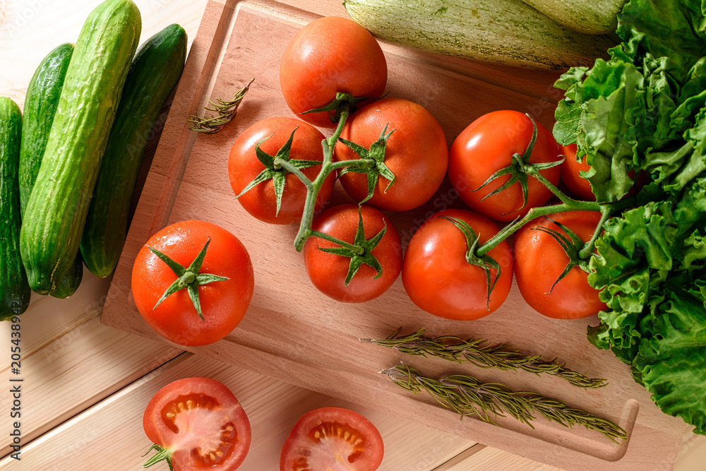 木质背景下新鲜成熟的西红柿和蔬菜的特写。俯视图。