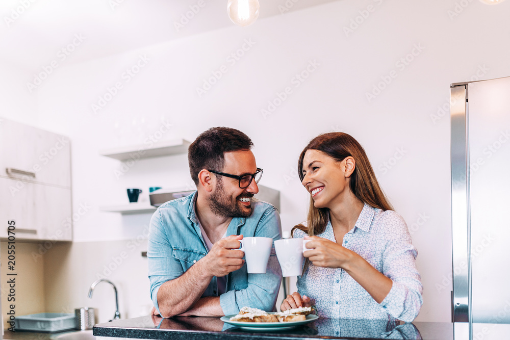 可爱的情侣用一杯咖啡或茶欢呼。