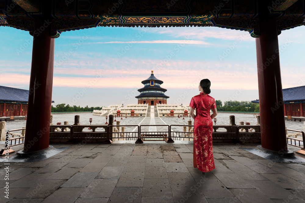 中国北京天坛，一位身穿古老中国传统服饰的亚洲年轻女子。