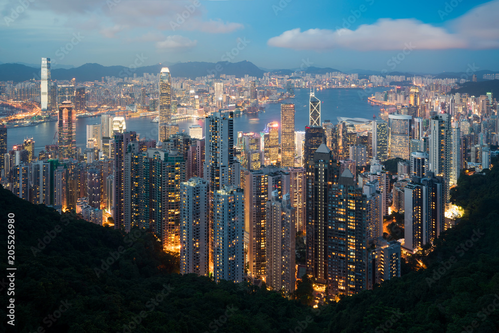 从香港维多利亚峰看香港九龙地区的天际线……