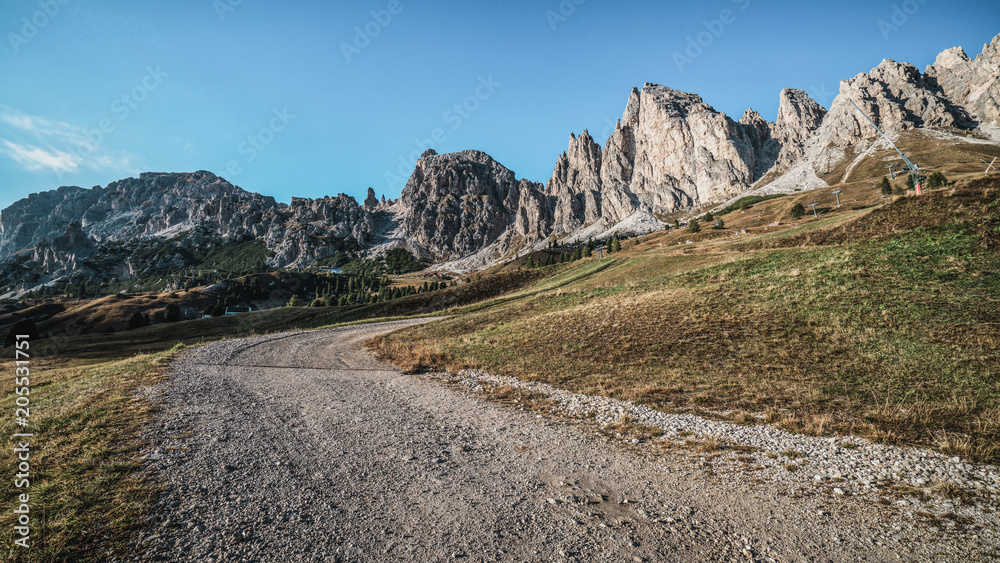 意大利多洛米蒂的土路和徒步小径
