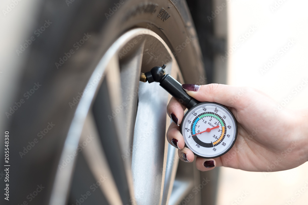 用于汽车轮胎压力测量的手持式便携式压力计。