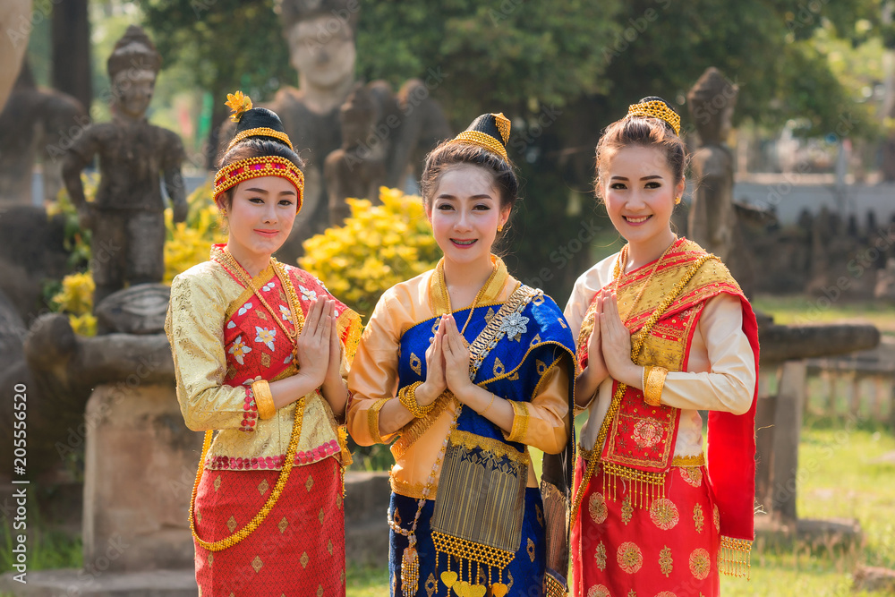 穿着老挝服装的漂亮女孩，在寺庙里穿着老挝传统文化的亚洲女人。复古风格。