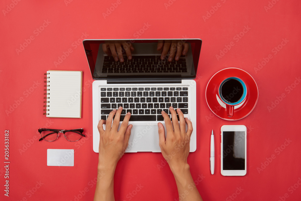 红底黑屏显示器笔记本电脑键盘上的手动打字