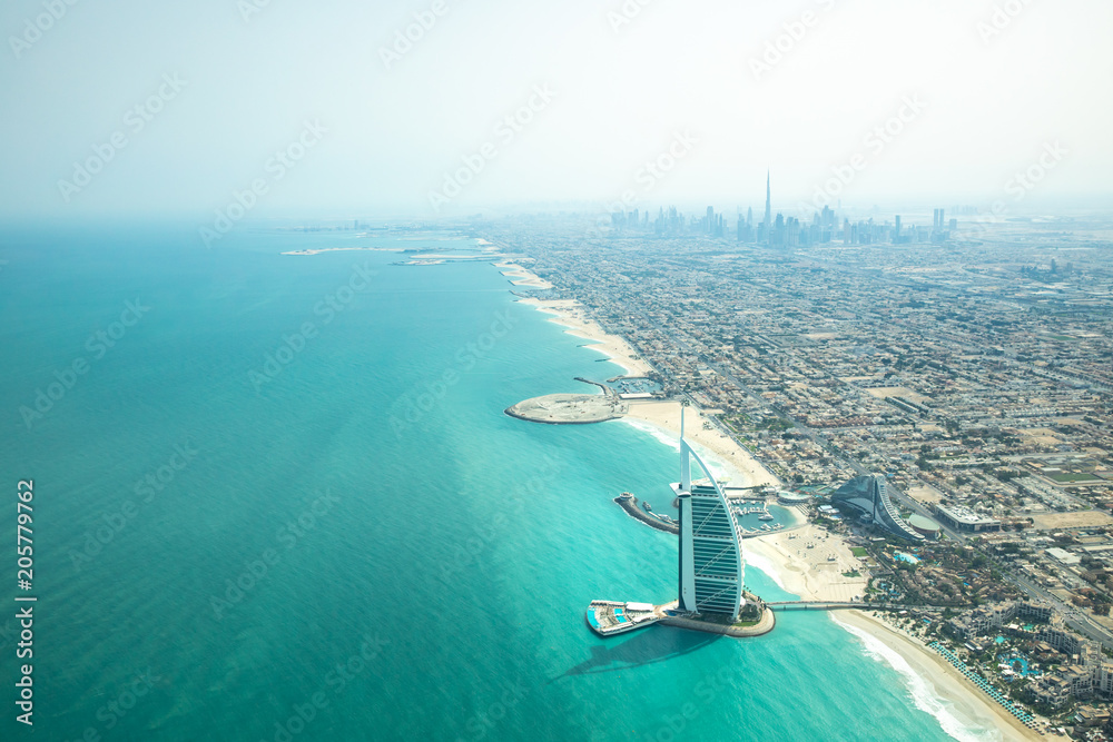 在一个阳光明媚的日子里俯瞰迪拜海岸线。