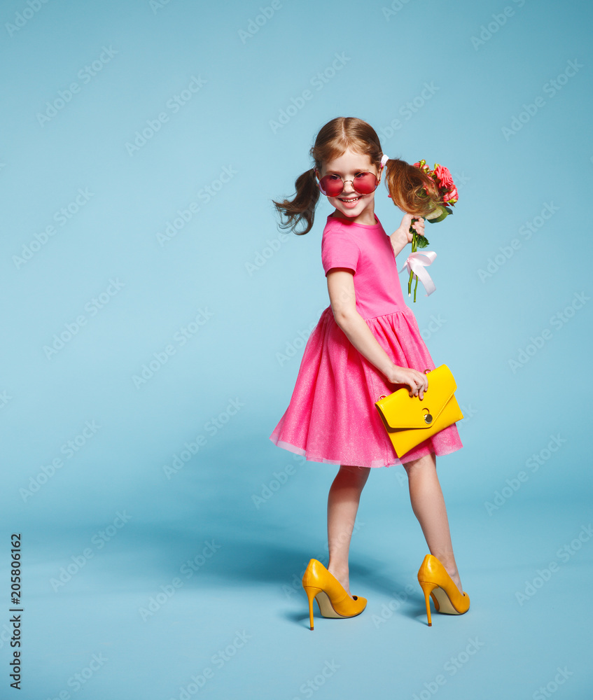 彩色背景上穿着大妈妈鞋的有趣的女孩时尚达人