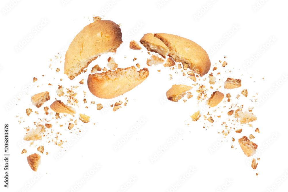 饼干碎成两半，面包屑掉下来，隔离在白色背景上