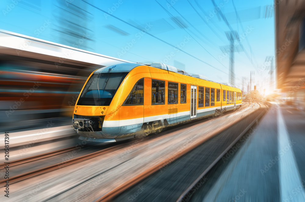 明亮的日子里，高速橙色列车在火车站上行驶。现代城际列车
1972366271,足球冠军线图标，矢量插图。足球冠军线性概念标志。