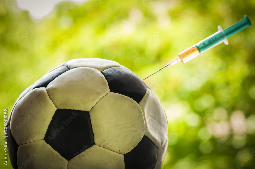 足球被注射/足球被注射器注射，在体育运动中使用兴奋剂。