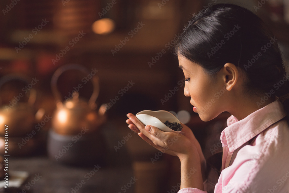 年轻的亚洲女人在喝茶