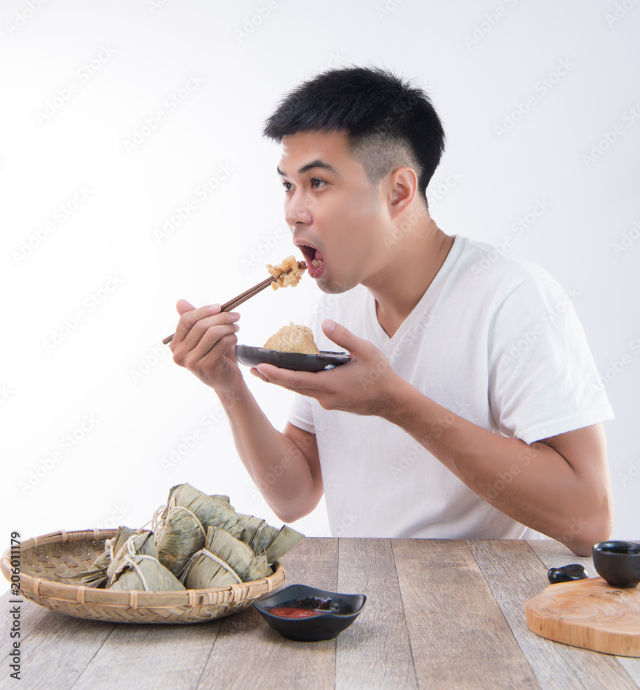 端午节，一个男人要吃美味的粽子，亚洲传统f