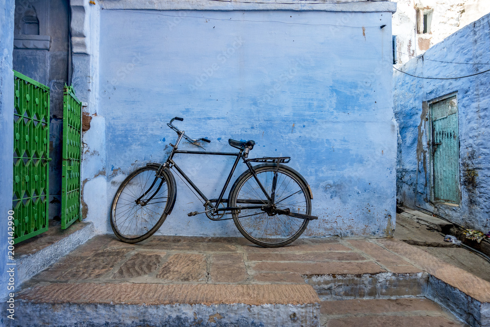 自行车靠在蓝色墙上