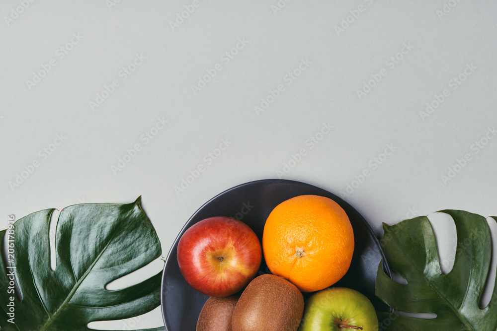装水果的木板，重点放在猕猴桃上。猕猴桃有助于消化，是一种非常健康的水果。