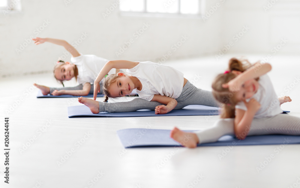 儿童女孩在健身房做瑜伽和体操