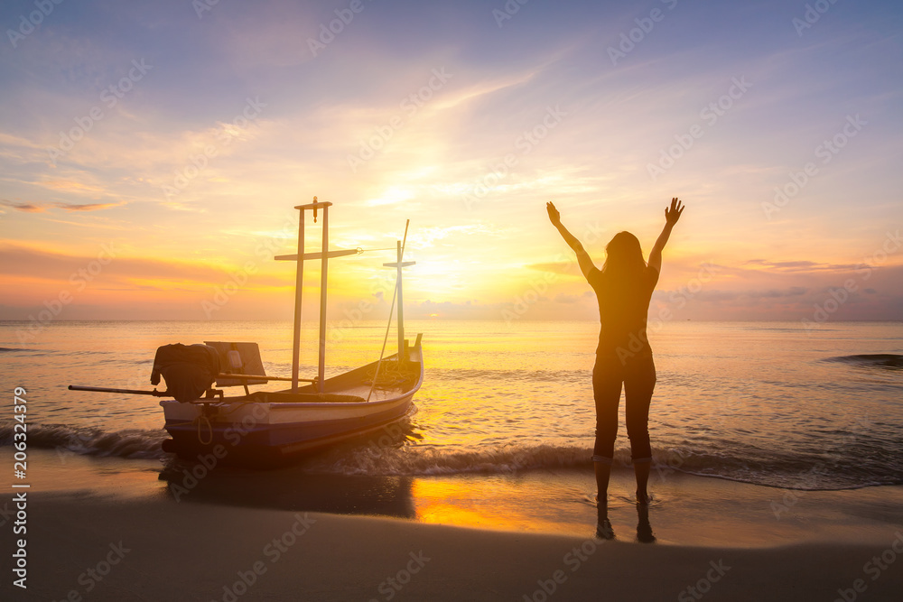 夏日傍晚，女人们在海边欢呼雀跃，举起双臂。海滩上的女人剪影