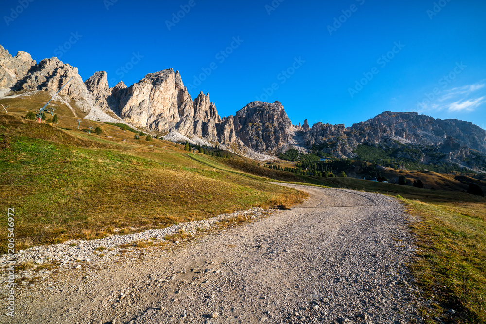 意大利多洛米蒂的土路和徒步小径