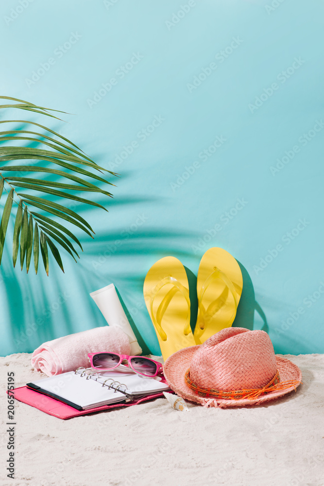 带毛巾、帽子和夏季配饰的沙滩，带复制空间。度假和旅行用品。热带