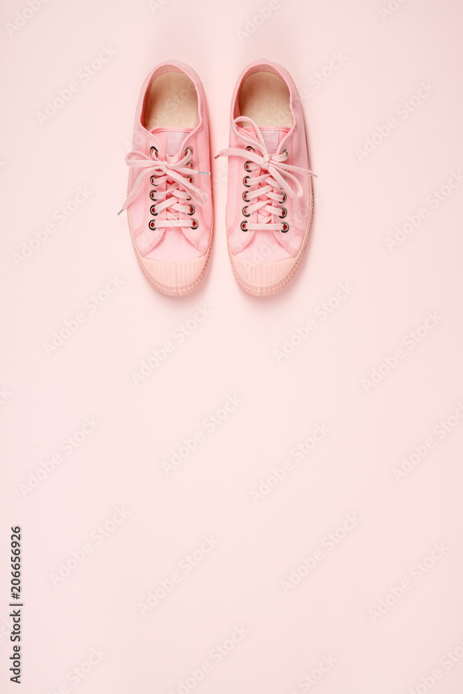 粉色帆布运动鞋