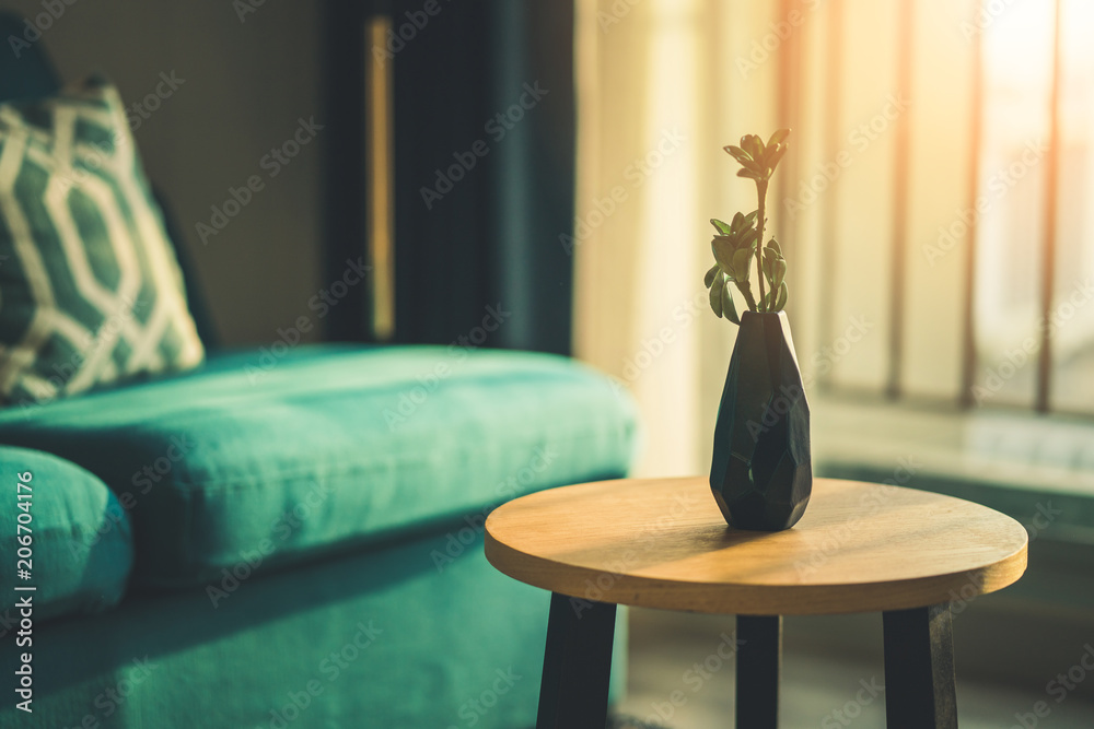 木桌软沙发上的花瓶黄昏时光