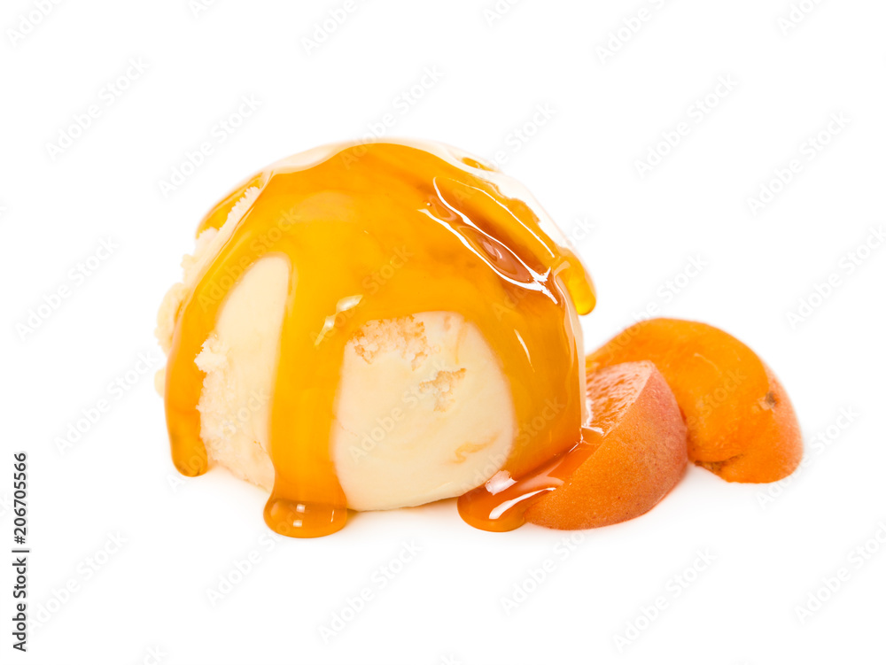 球状杏子冰淇淋，新鲜杏子片隔离在白色上
