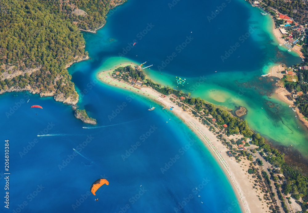 土耳其奥卢代尼兹蓝色泻湖鸟瞰图。五颜六色的夏季景观，有海吐，绿色的包皮