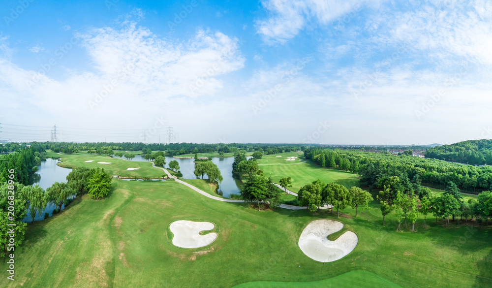 美丽的绿色高尔夫球场鸟瞰图，全景