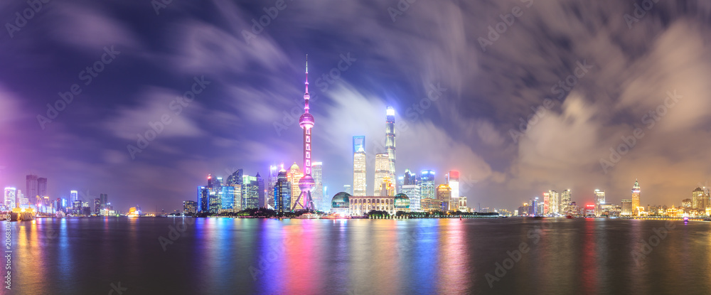 夜晚美丽的上海天际线，现代城市背景