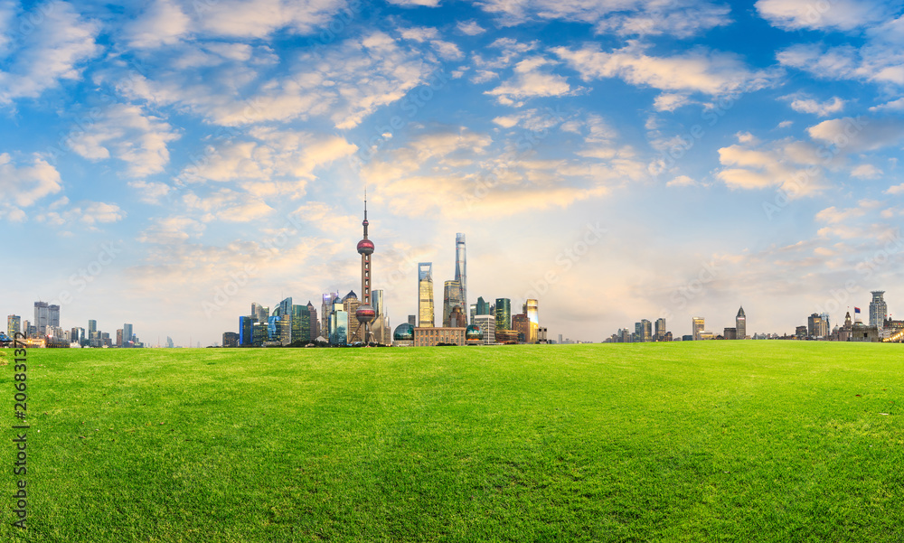 中国上海城市天际线和绿草广场