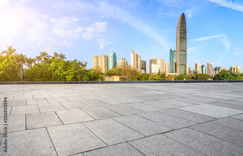 中国深圳空荡荡的广场楼层和现代化的城市天际线