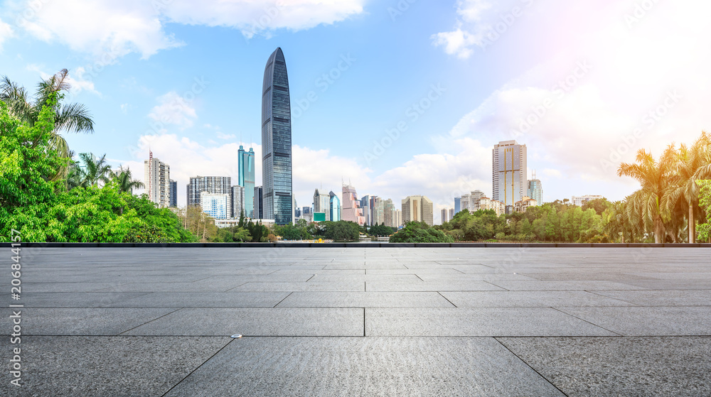 中国深圳空荡荡的广场楼层和现代化的城市天际线