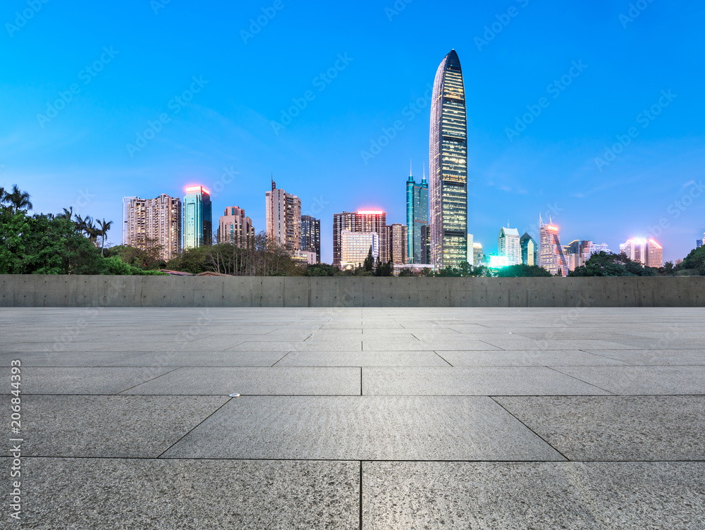 中国深圳夜晚的空旷广场和现代城市天际线