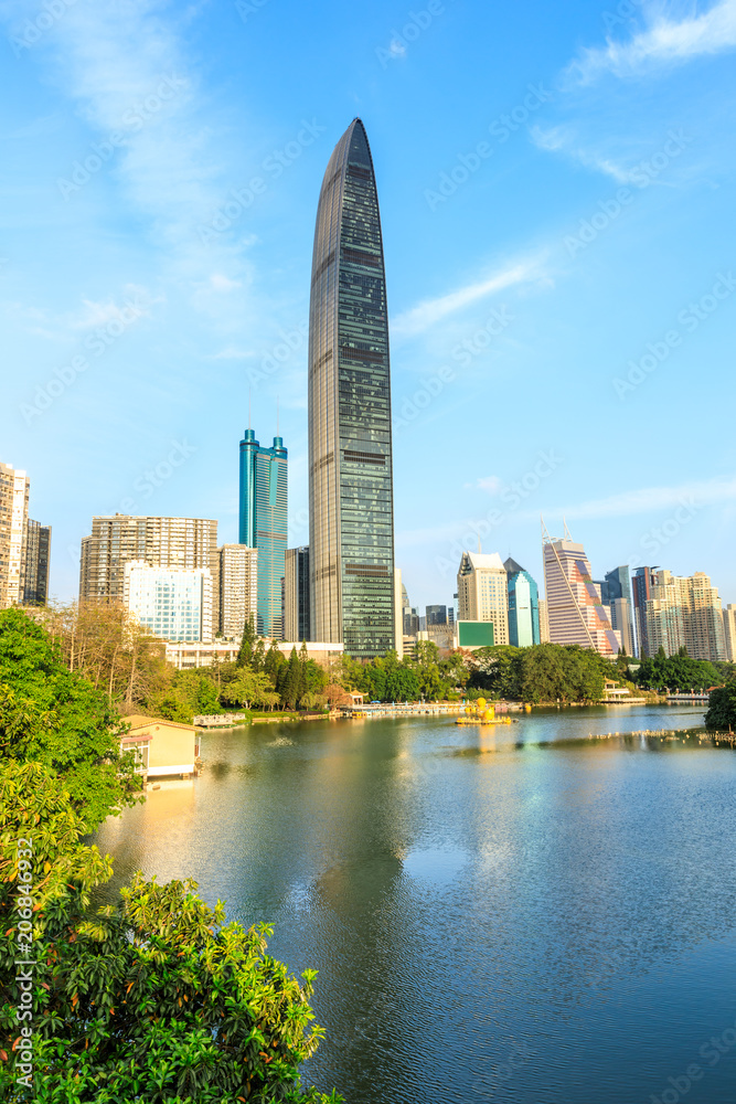 中国深圳现代城市天际线和湖景