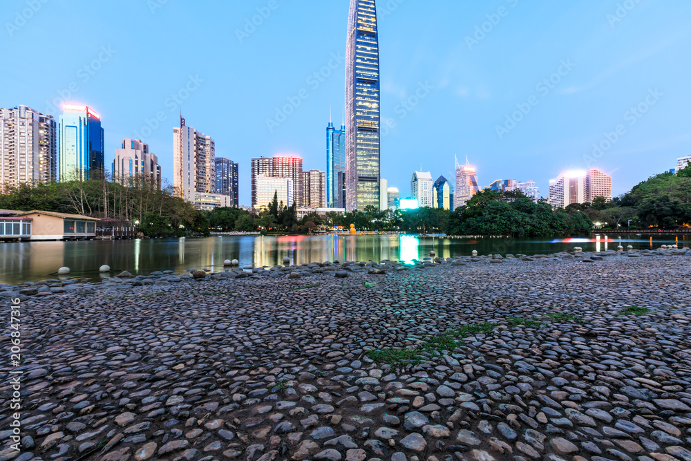 中国深圳现代城市天际线和夜晚的湖景