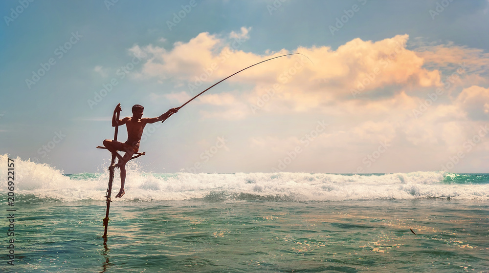 斯里兰卡传统棍子-印度洋海浪中的捕鱼方法。