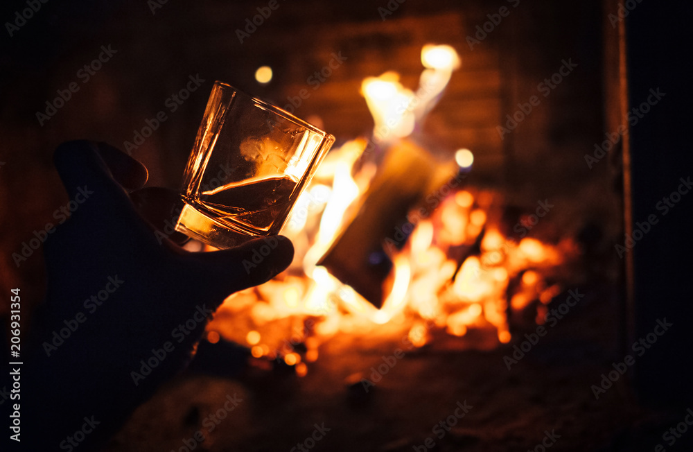 篝火背景威士忌玻璃