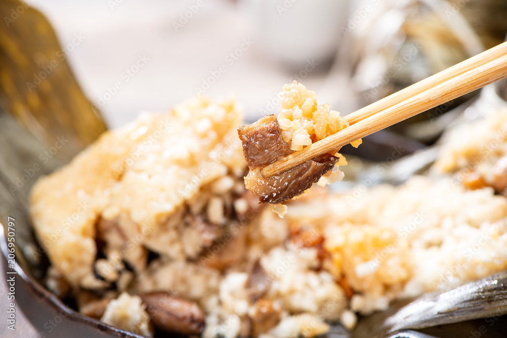 木桌上的粽子（粽子）馅料特写镜头，端午节，亚洲传统
