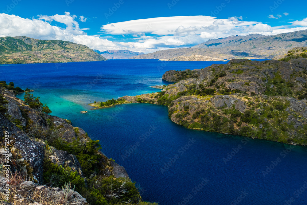 科克伦湖，白天有清澈的蓝色海水。智利巴塔哥尼亚